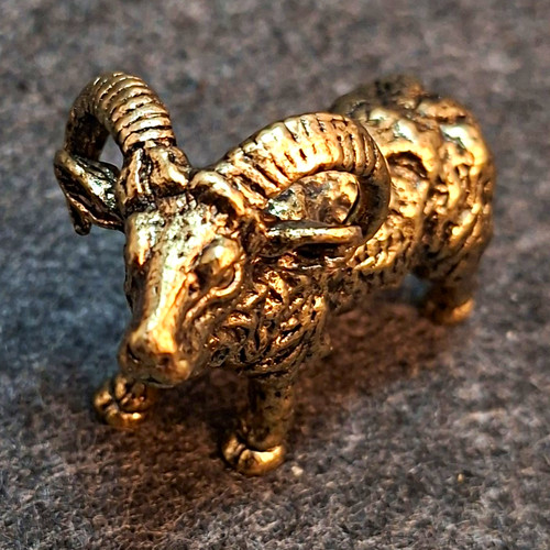 Messingoptik widder skulptur - messingoptik,