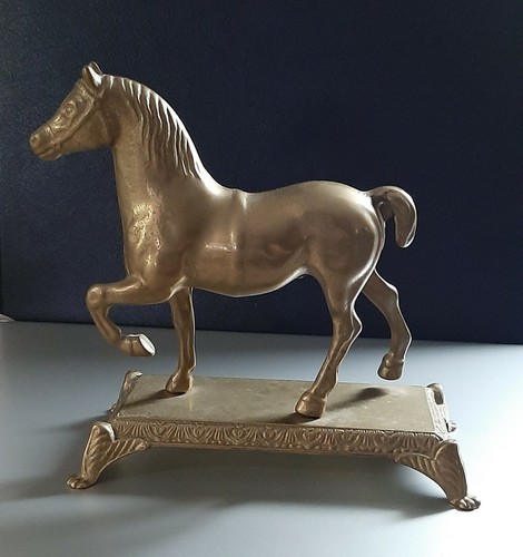 Pferd messing auf - pferd-messing-auf, plinthe