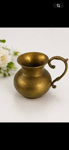 Kleiner messingkrug mit - kleiner,